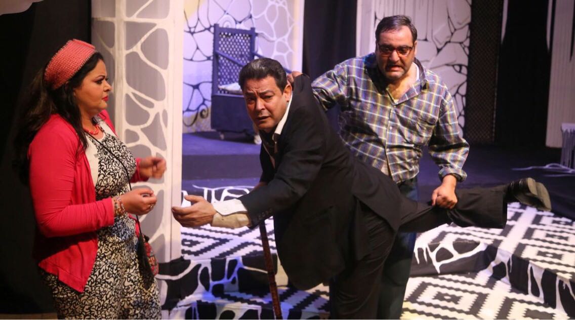 مشهد بالمسرحية يجمع هبة توفيق وشريف عواد