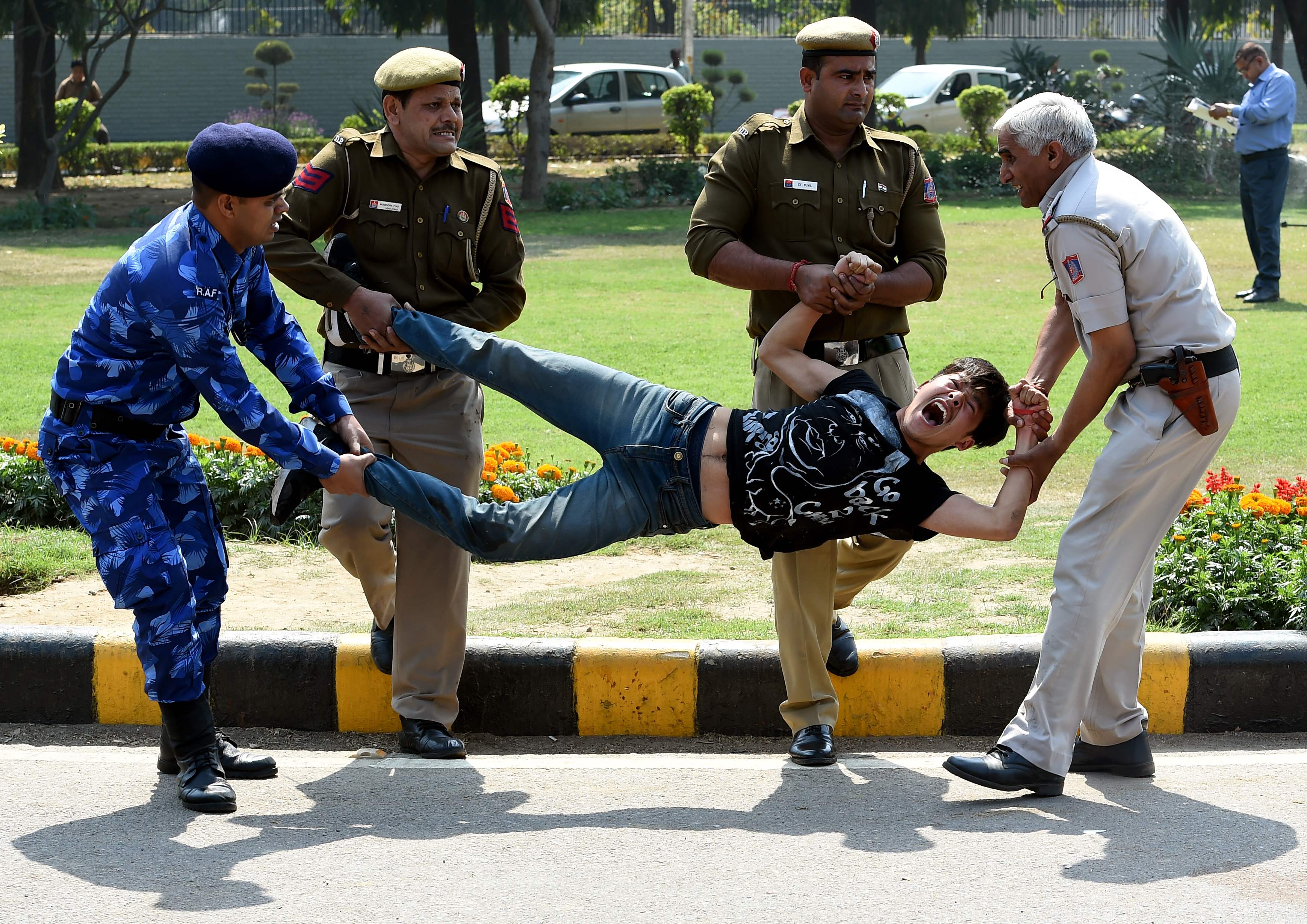 الشرطة الهندية تعتقل أحد المتظاهرين