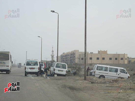  طريق بورسعيد / دمياط يتحول لغسيل السيارات