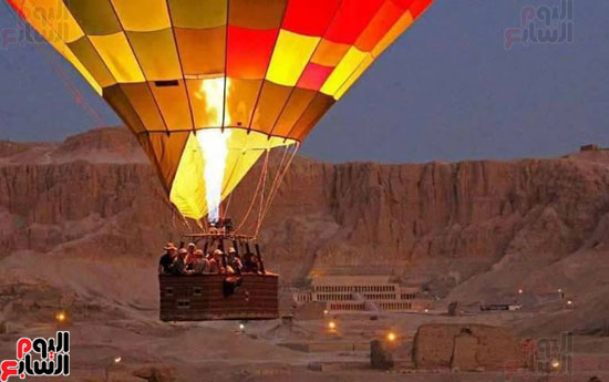 السياح يستمتعون برحلات البالون فجراً فى الأقصر