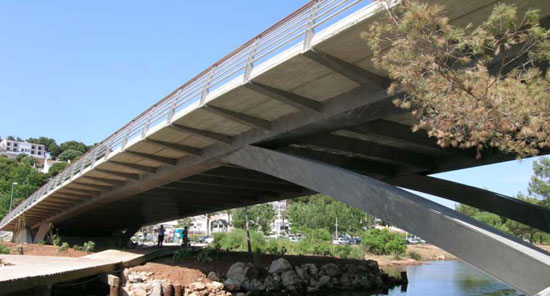 جسر كالا هو جسر قوس من الصلب فوق فى جزيرة مينوركا، إسبانيا. هو أول جسر شيد من الفولاذ المقاوم للصدأ على الوجهين