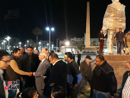 محافظ بورسعيد يتابع تركيب تمثال عبدالمنعم رياض 