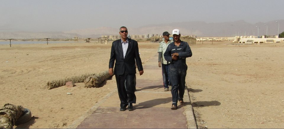   احمد عبد العظيم رئيس مدينة ابورديس اثناء تفقد الشاطئ