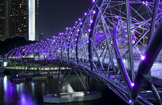 جسر هيلكس الجسر المزدوج اللولبى الأول فى العالم وهو ممر مخصص للتمشية فقط فى سنغافورة ويشبه فى شكله شكل الحمض النووى DNA ويبلغ طول لفات الحديد المستخدمة فى تكوين شكله 3.5 كيلومتر.