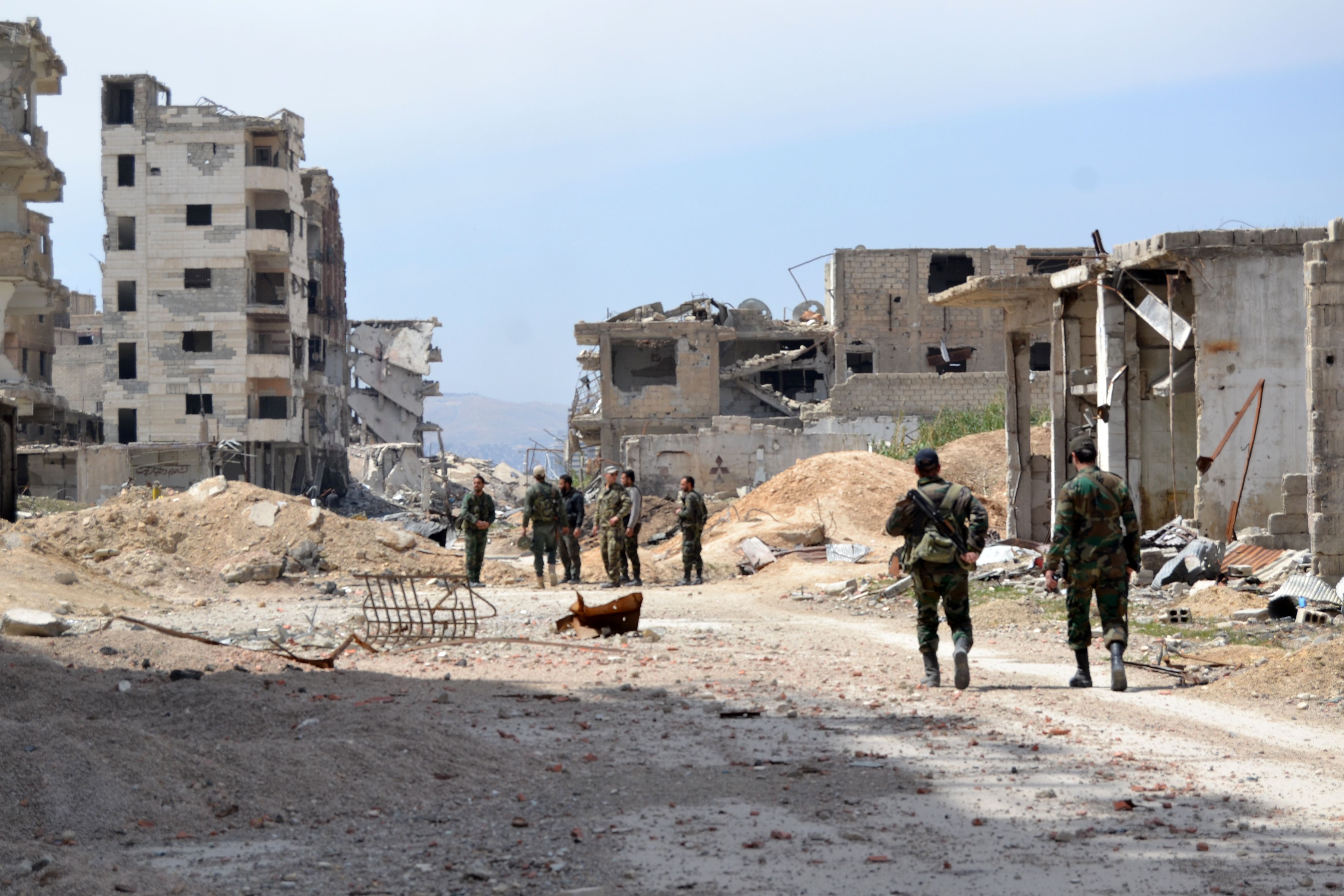 عناصر من الجيش السورى عقب السيطرة على بلدة جوبر