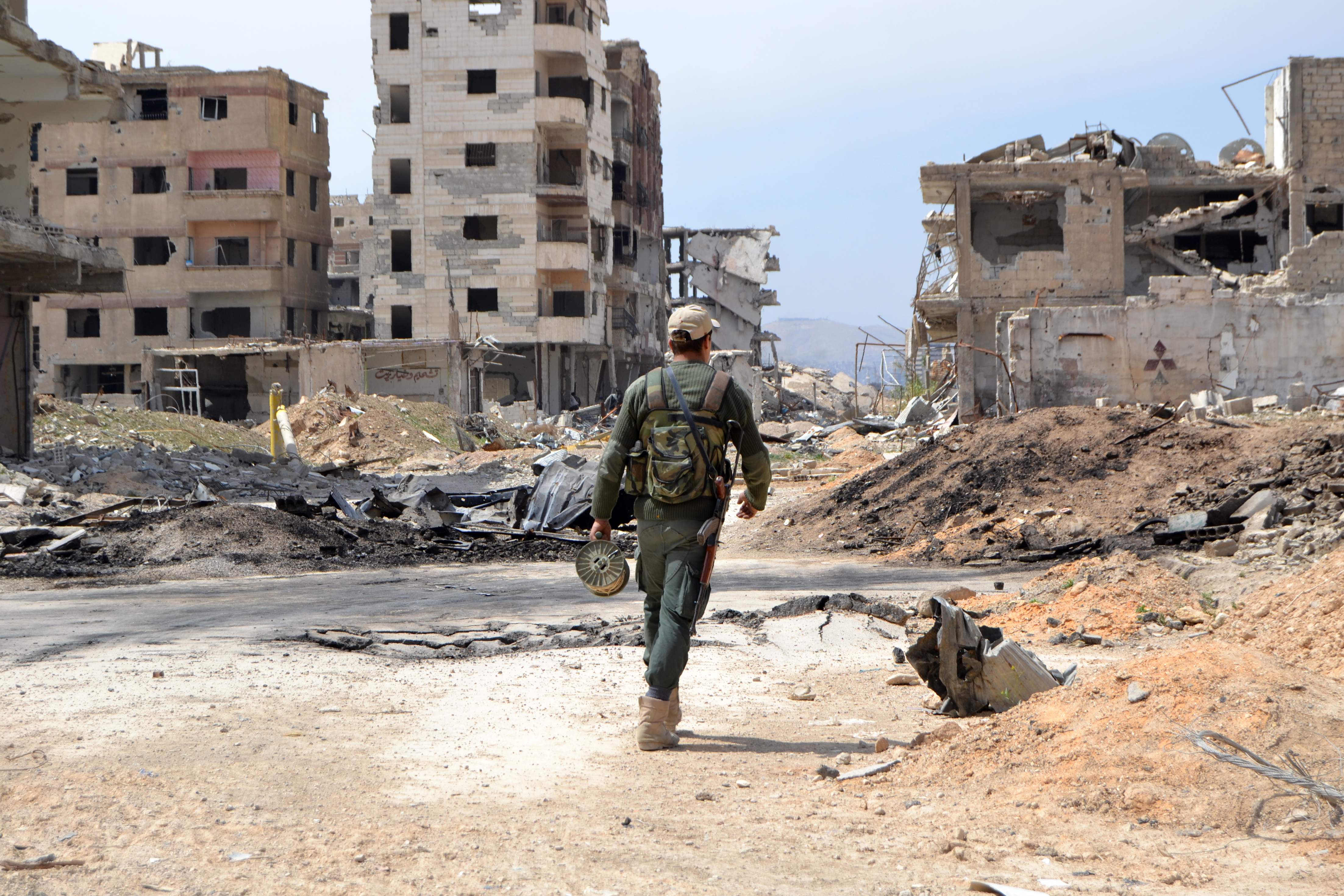 أحد عناصر الجيش السورى فى بلدة جوبر