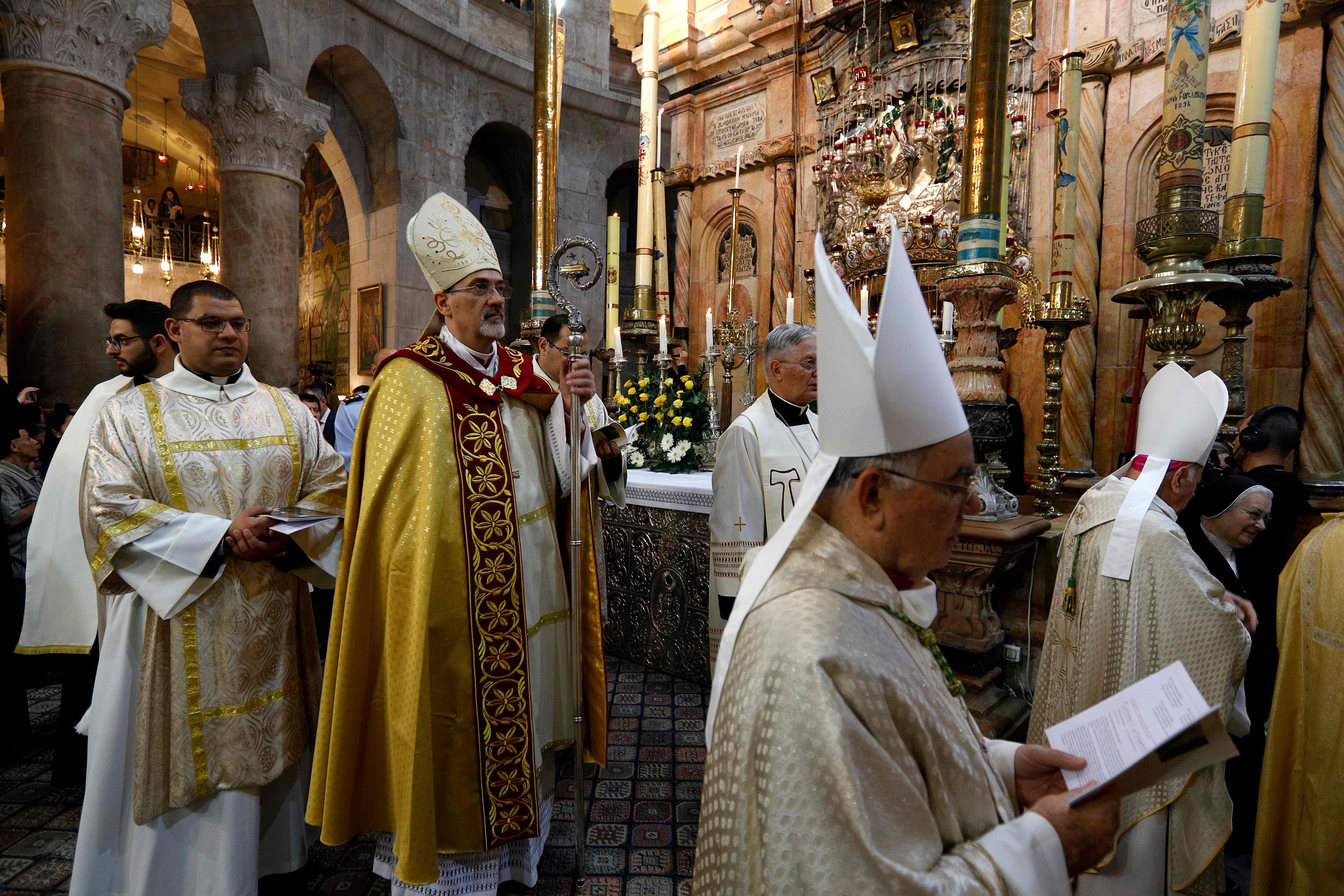 رئيس أساقفة الكاثوليك يترأس القداس بكنيسة القيامة