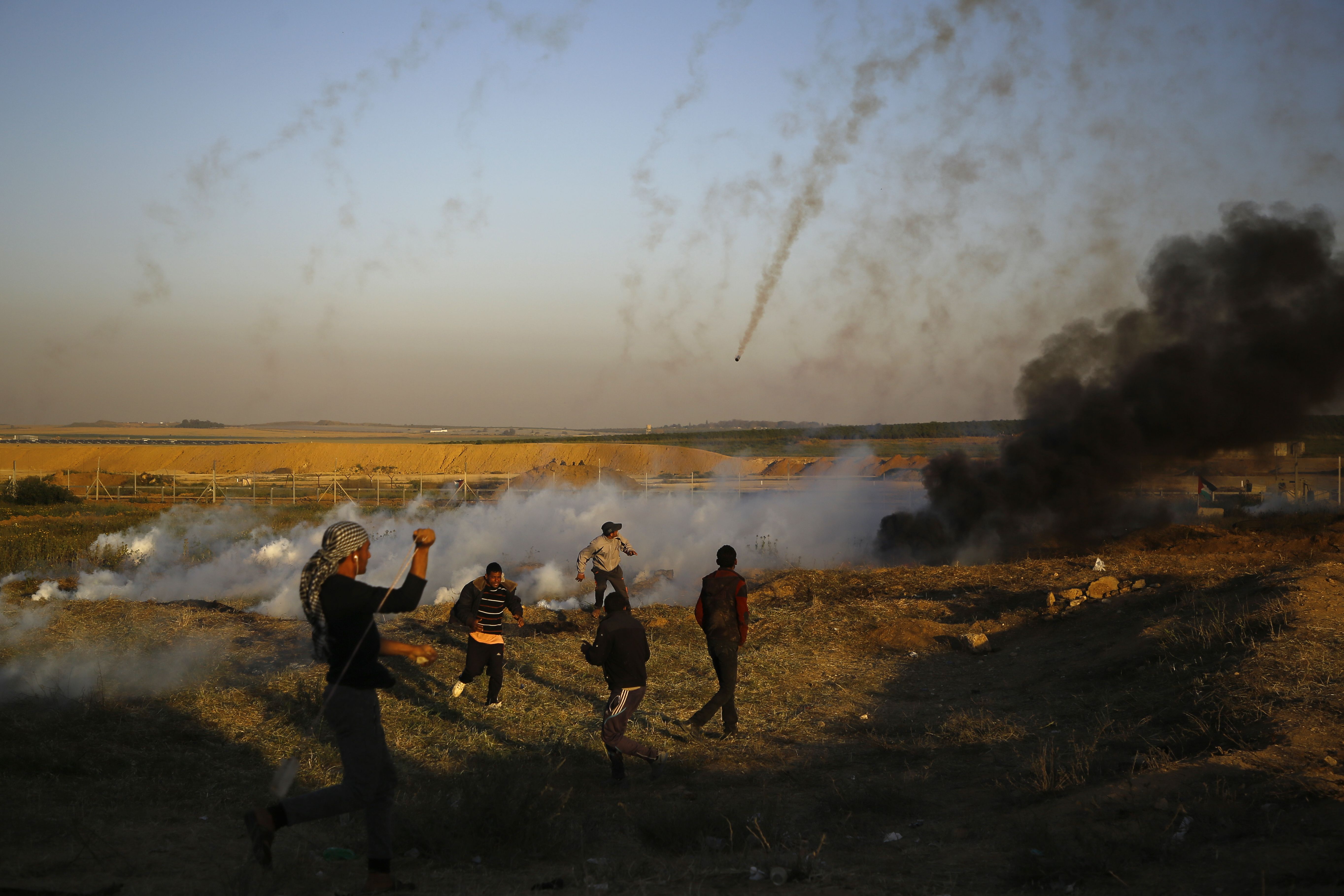 قوات الاحتلال تطلق وابل من قنابل الغزا على المحتجين