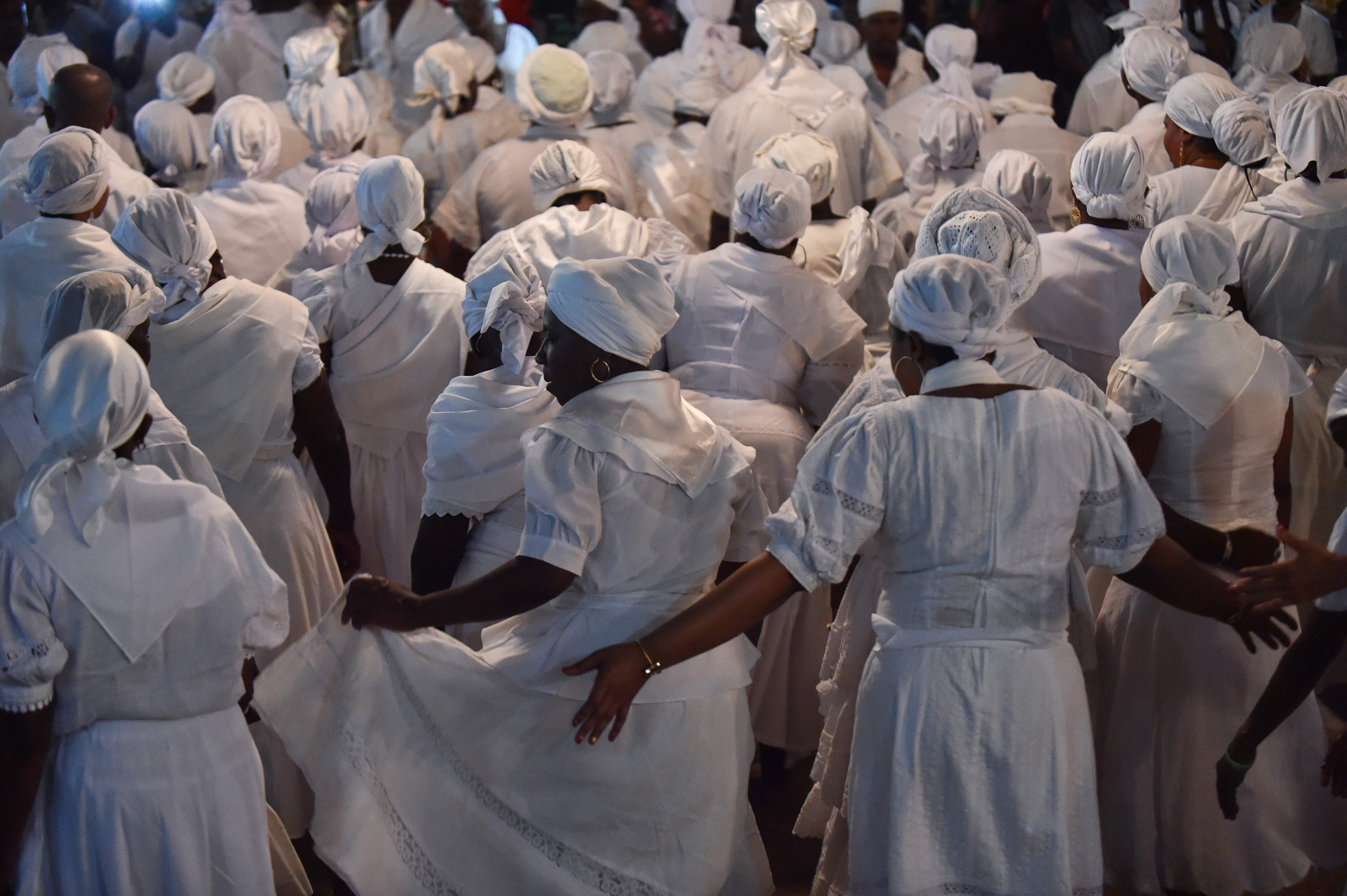 سيدات يؤدين رقصات احتفالات الفودو فى هايتى