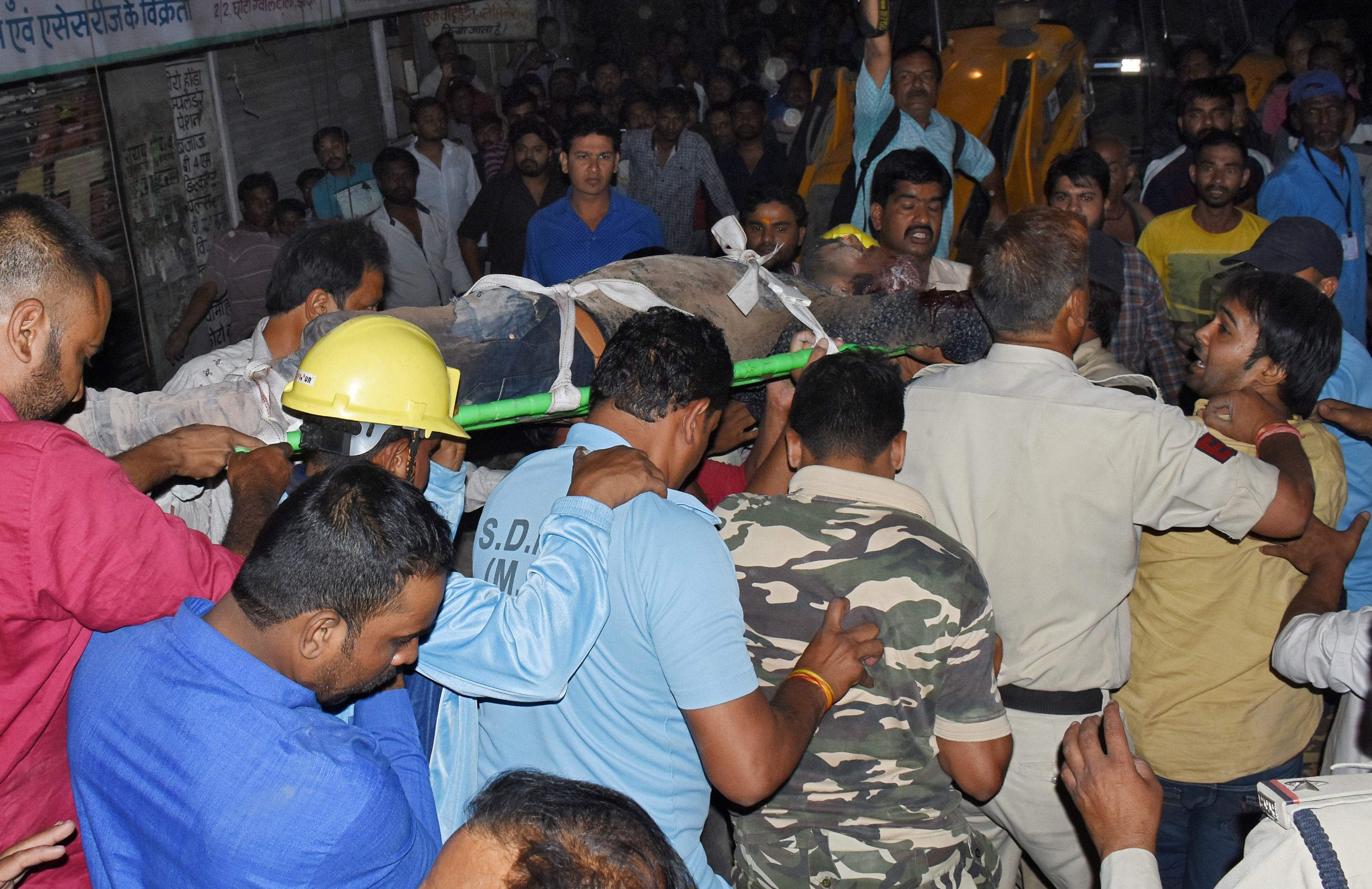 نقل جثمان أحد ضحايا انهيار مبنى فى الهند