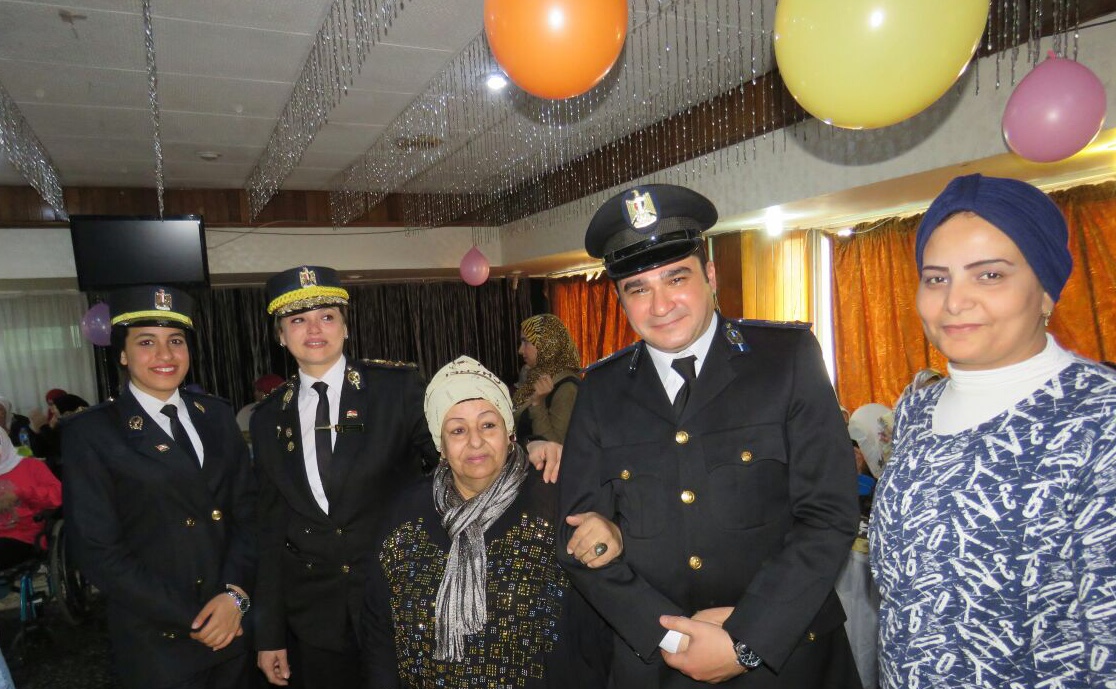 الشرطة تزور المرضى الشرطة تزور المرضى