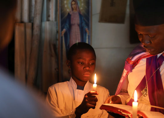 طفل يشعل شمعة خلال صلوات عيد الفصح بكينيا