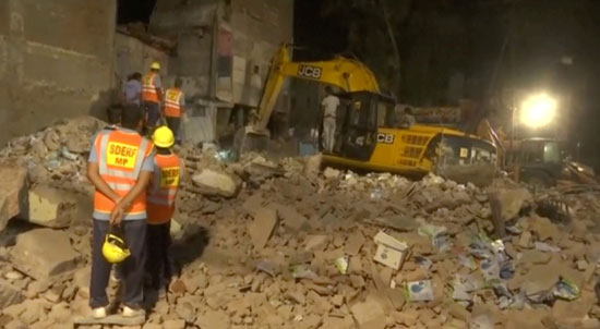 رجال الإنقاذ فى موقع انهيار مبنى بالهند