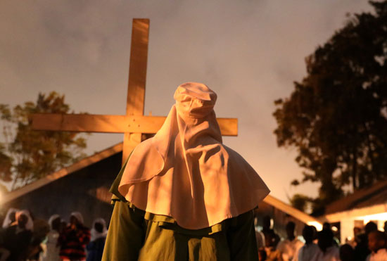 صلوات المسيحيين فى كينيا أمام الصليب