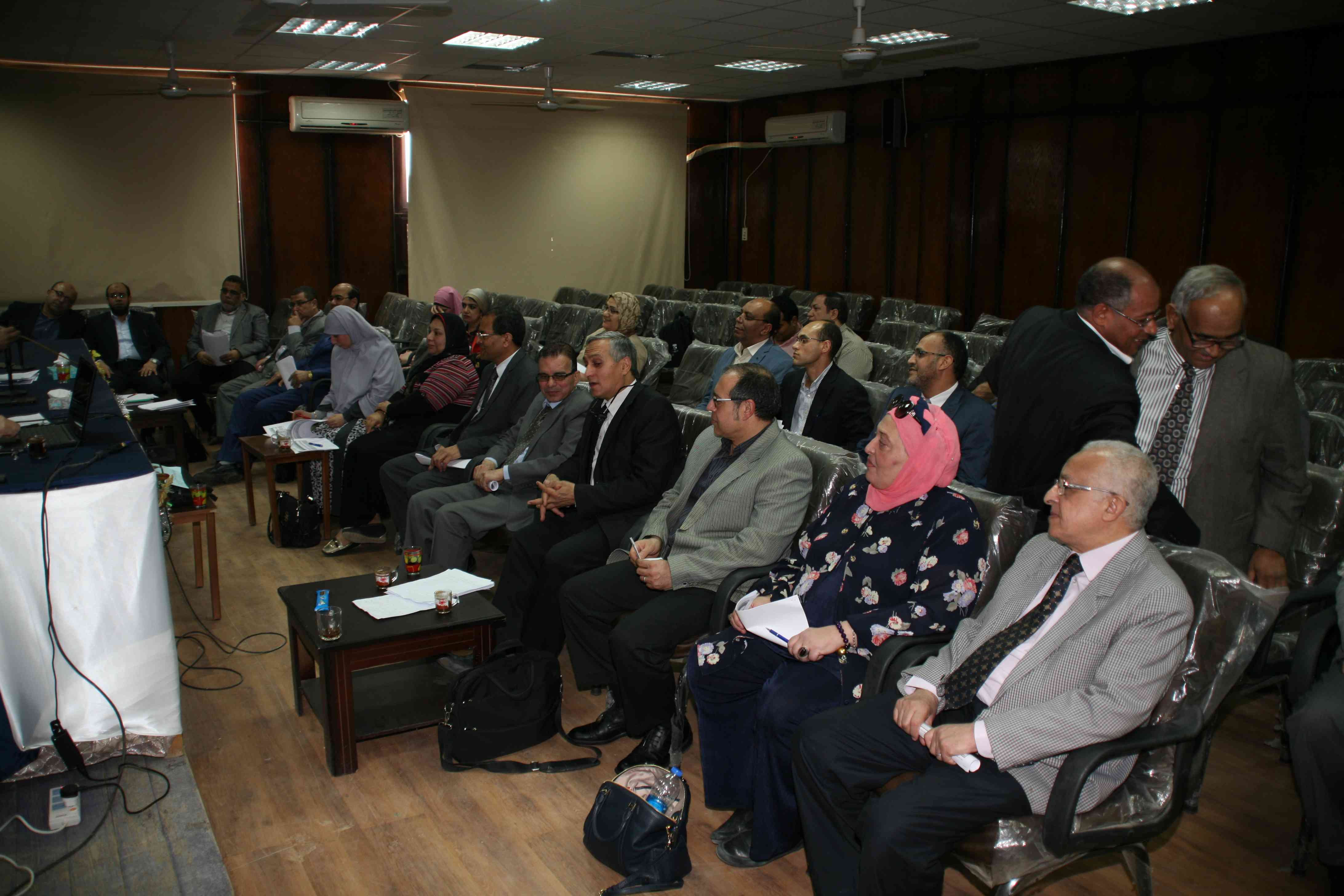 الحضور بالاجتماع الحضور بالاجتماع