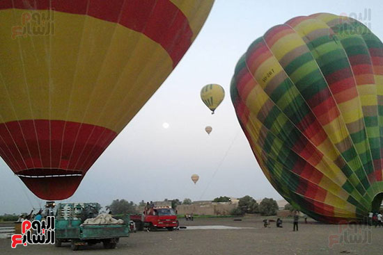 تجهيز البالونات الطائرة قبل الإقلاع