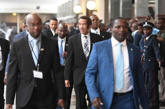 جانب من وصول رئيس بتسوانا الجديد مع نظيره السابق 