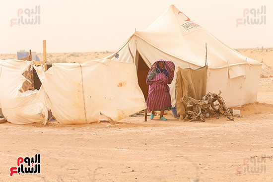 سيدة ليبية تعيش فى مخيم بالصحراء