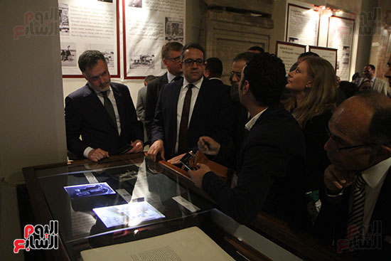 خالد العنانى وزير الآثار يفتتح معرض مصر على الزجاج بالمتحف المصرى (22)