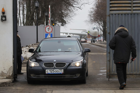 سيارة تنقل الدبلوماسيين الروس من المطار بموسكو