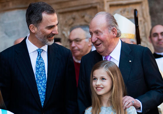 ملك إسبانيا ووالده وابنته
