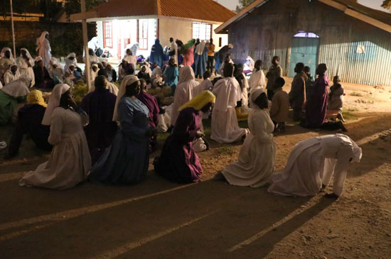 مسيحيو كينيا يؤدون الصلوات خارج الكنيسة