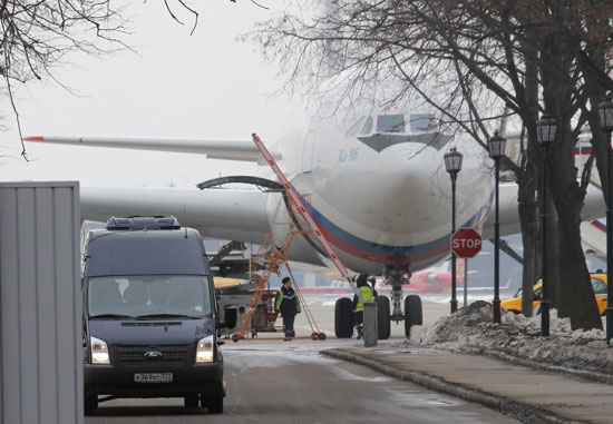 هبوط طائرة الدبلوماسيين الروس المطرودين من أمريكا