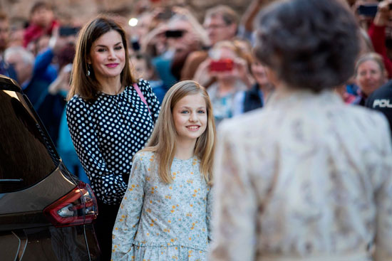 ملكة إسبانيا وابنتها خلال احتفالات عيد الفصح