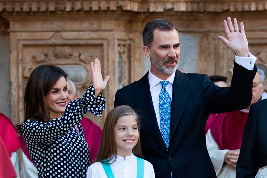 ملك إسبانيا وزوجته وابنته
