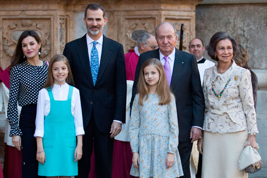 صورة تذكارية للعائلة الملكية الإسبانية خلال عيد الفصح