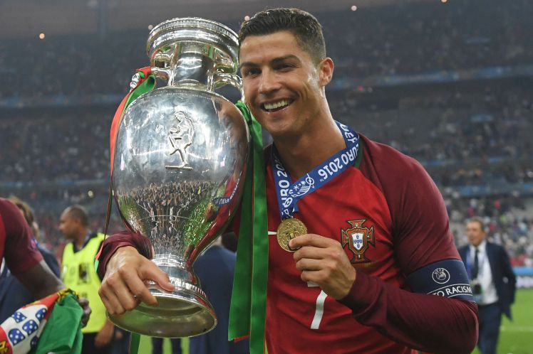 رونالدو يحمل كأس الأمم الأوروبية