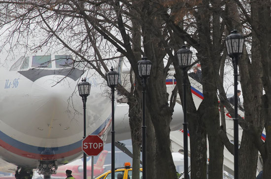 الدبلوماسيين الروس المطرودين من أمريكا يصلون إلى موسكو