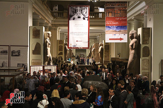 خالد العنانى وزير الآثار يفتتح معرض مصر على الزجاج بالمتحف المصرى (3)