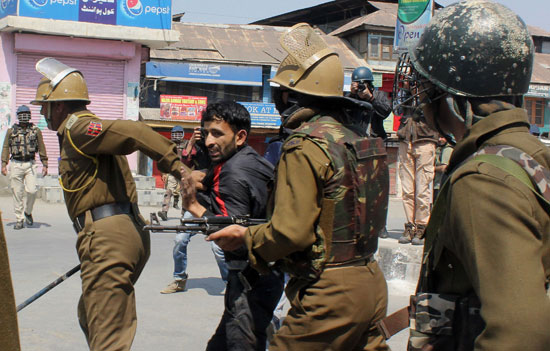 الشرطة الهندية تعتقل متظاهر فى إقليم كشمير