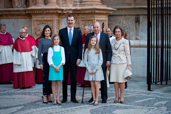 العائلة الملكية الإسبانية تحتفل بقداس عيد الفصح