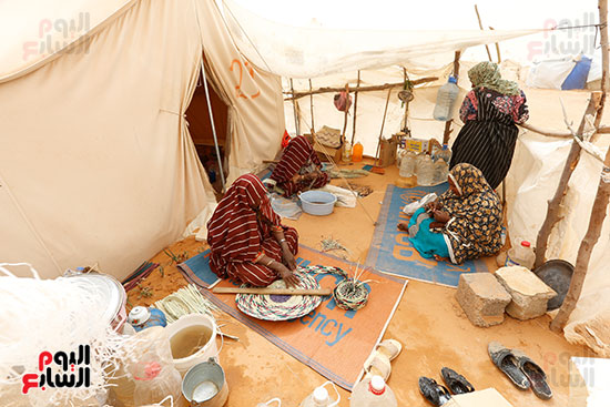 سيدات ليبيات يعددن الطعام داخل الخيام بالصحراء