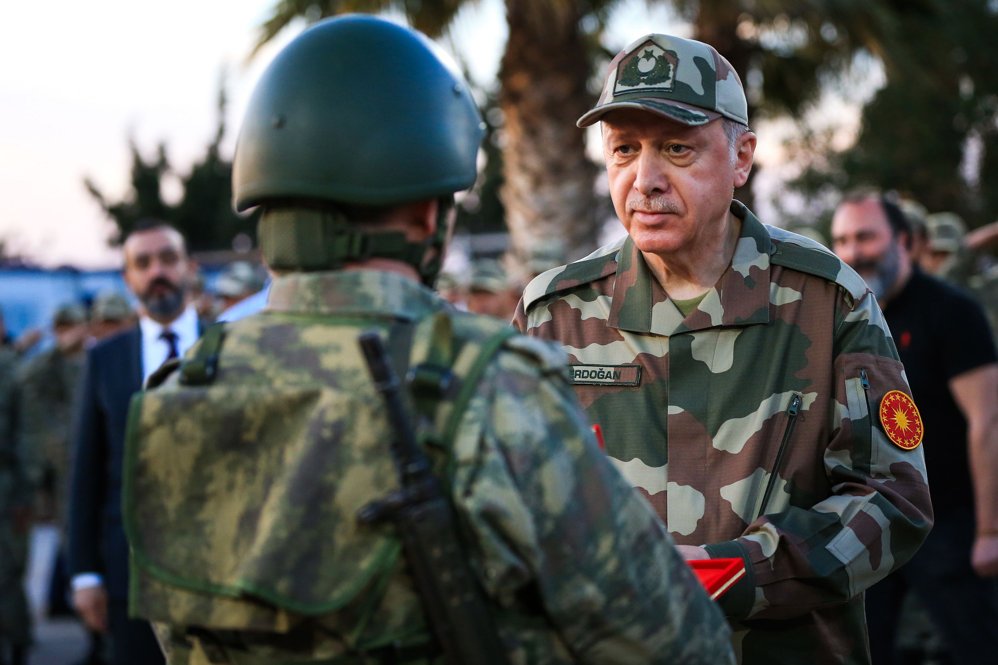 أردوغان يصافح أحد الجنود أردوغان يصافح أحد الجنود