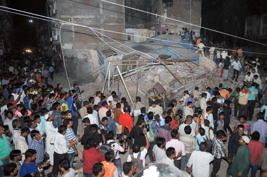 تجمع رجال الإنقاذ والمواطنين فى موقع انهيار مبنى بالهند