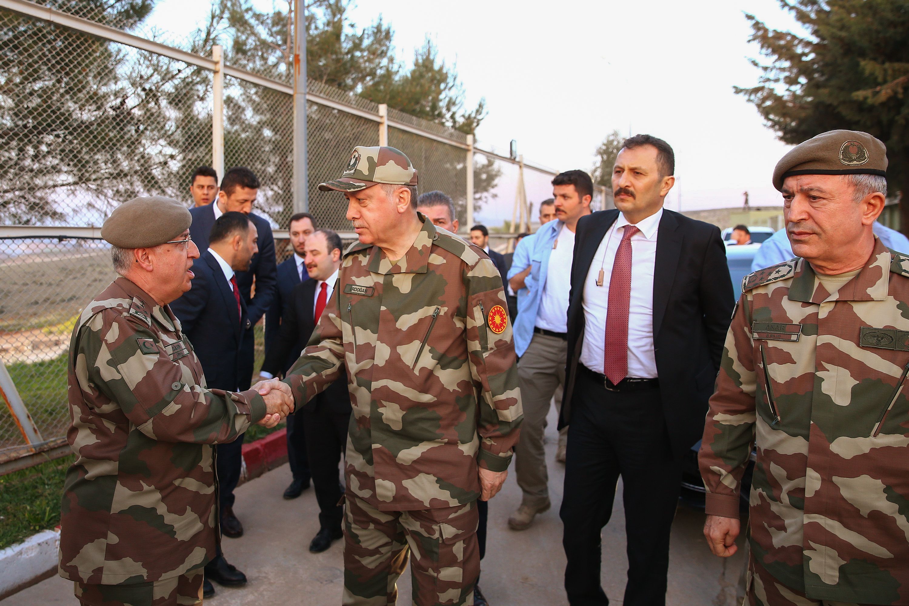 أردوغان يصافح أحد القادة العسكريين على الحدود مع سوريا أردوغان يصافح أحد القادة العسكريين على الحدود مع سوريا