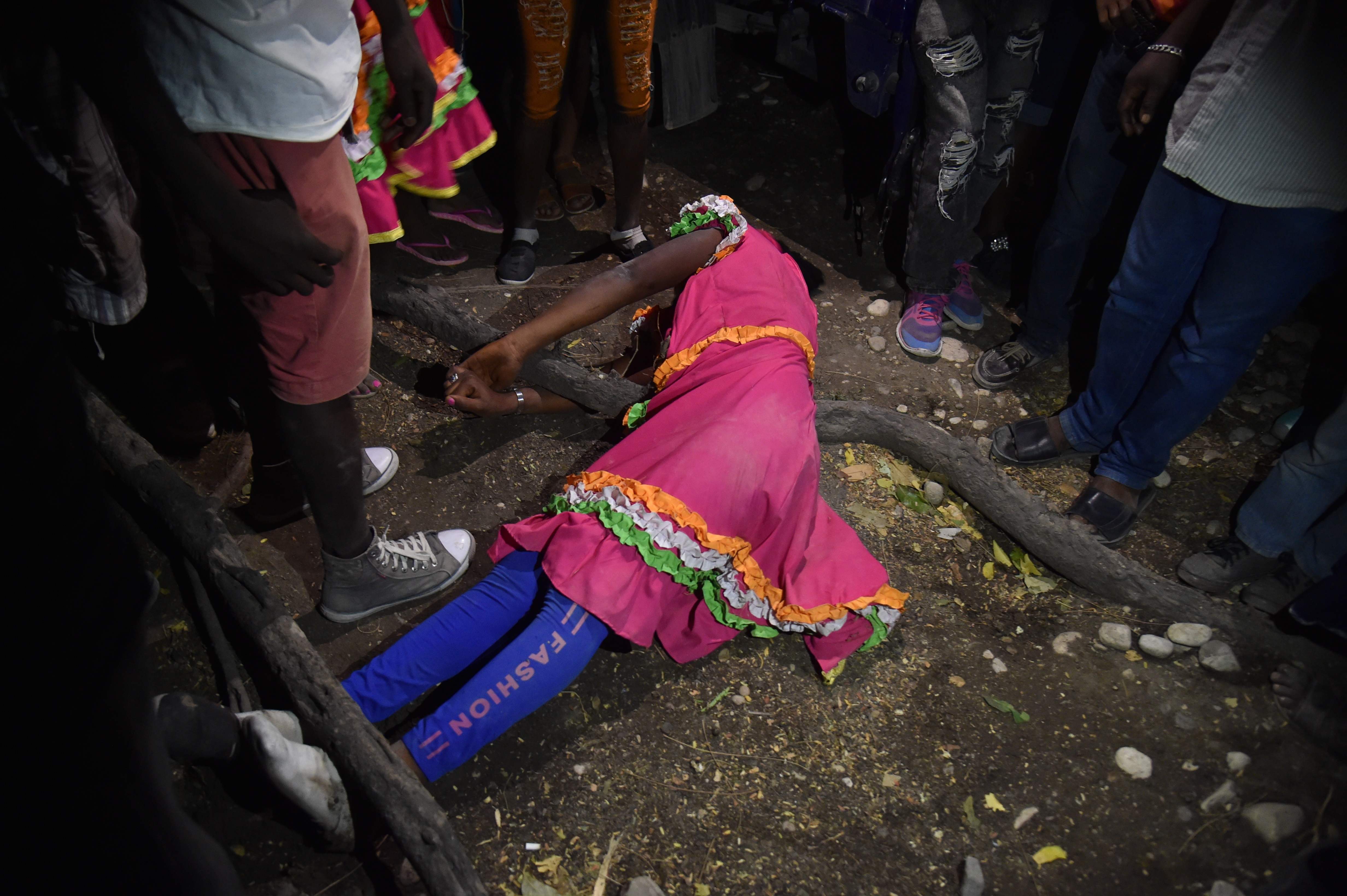 سيدة يغمى عليها أثناء احتفالات الفودو فى هايتى
