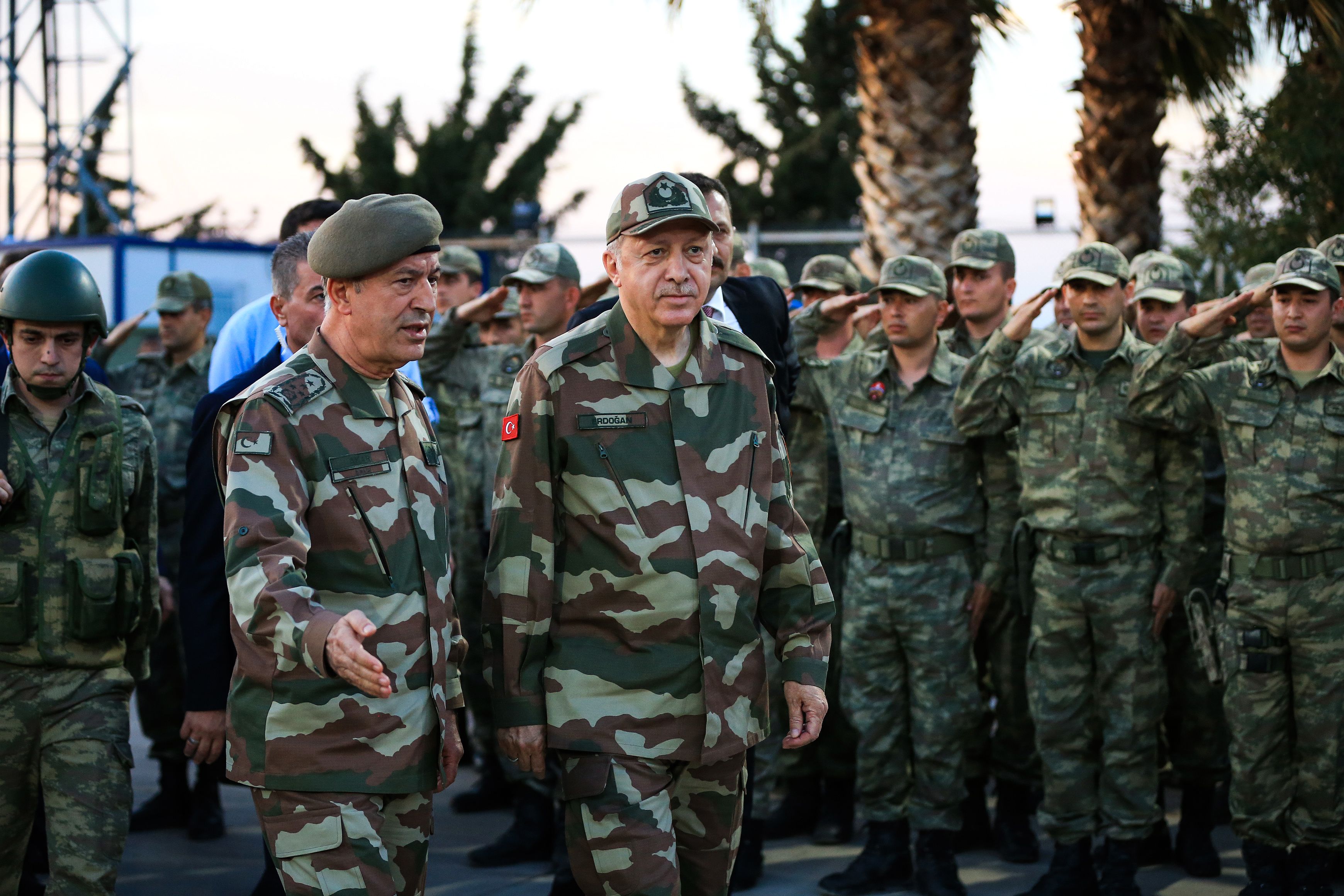 أردوغان وسط القوات التركية على الحدود السورية أردوغان وسط القوات التركية على الحدود السورية