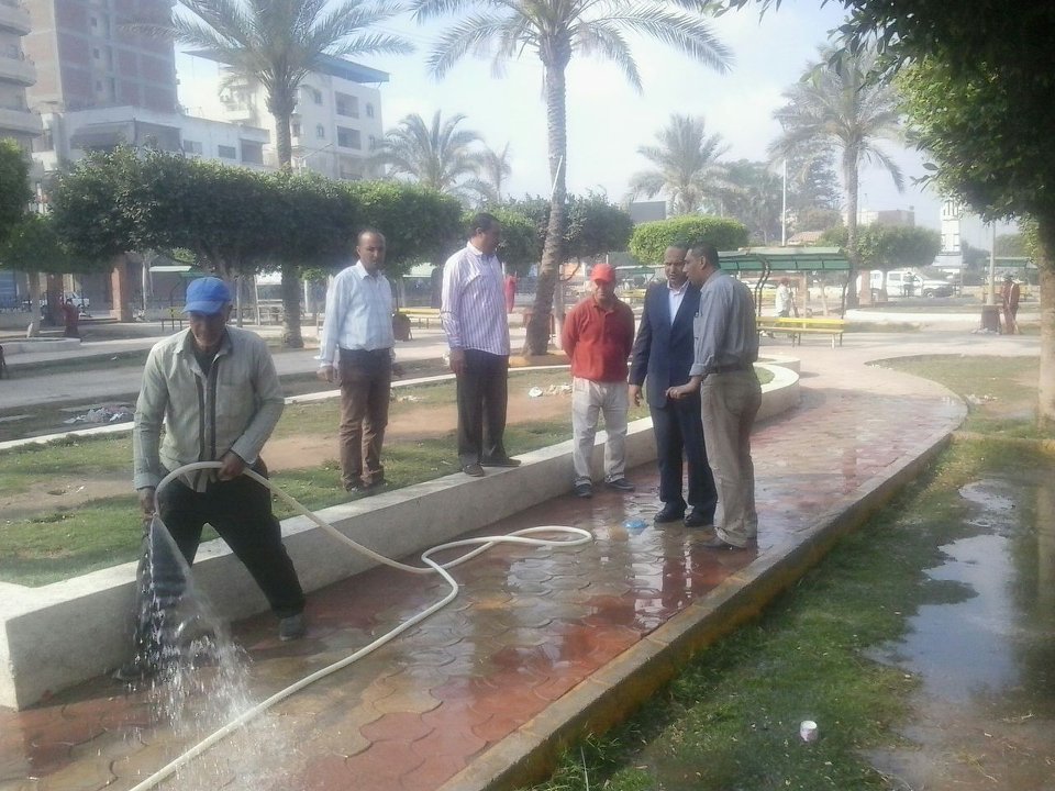 4- غسل الارصفة بحدائق دسوق