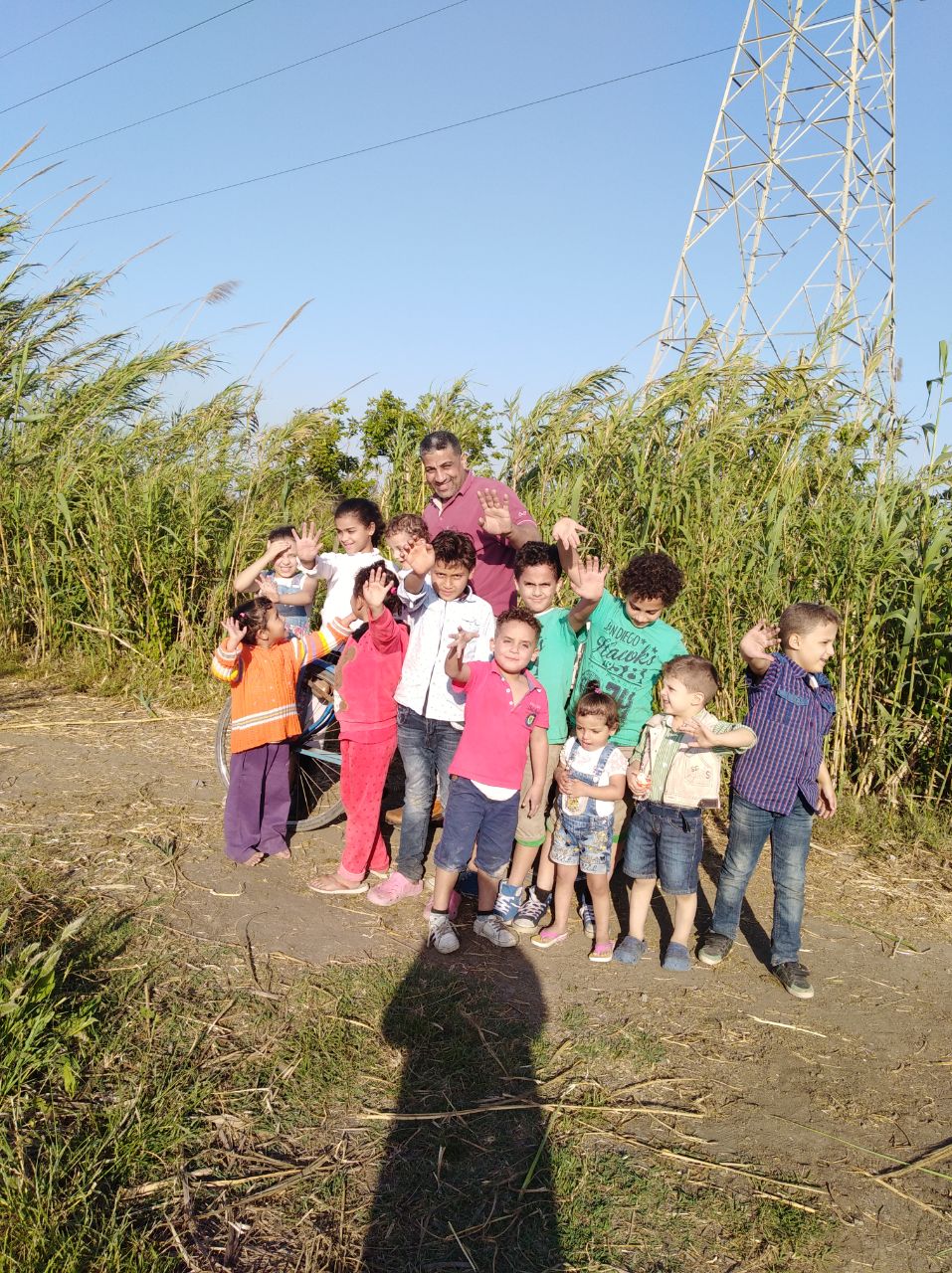 تجمع أطفال عائلة بأحد الحقول بالاسكندرية