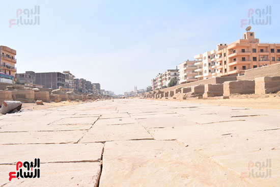أعمال الطريق تشمل تسوية المصاطب وقواعد حجرية لتماثيل الكباش وحوائط خرسانية وتكسيات من الطوب اللبن على جانبى الطريق