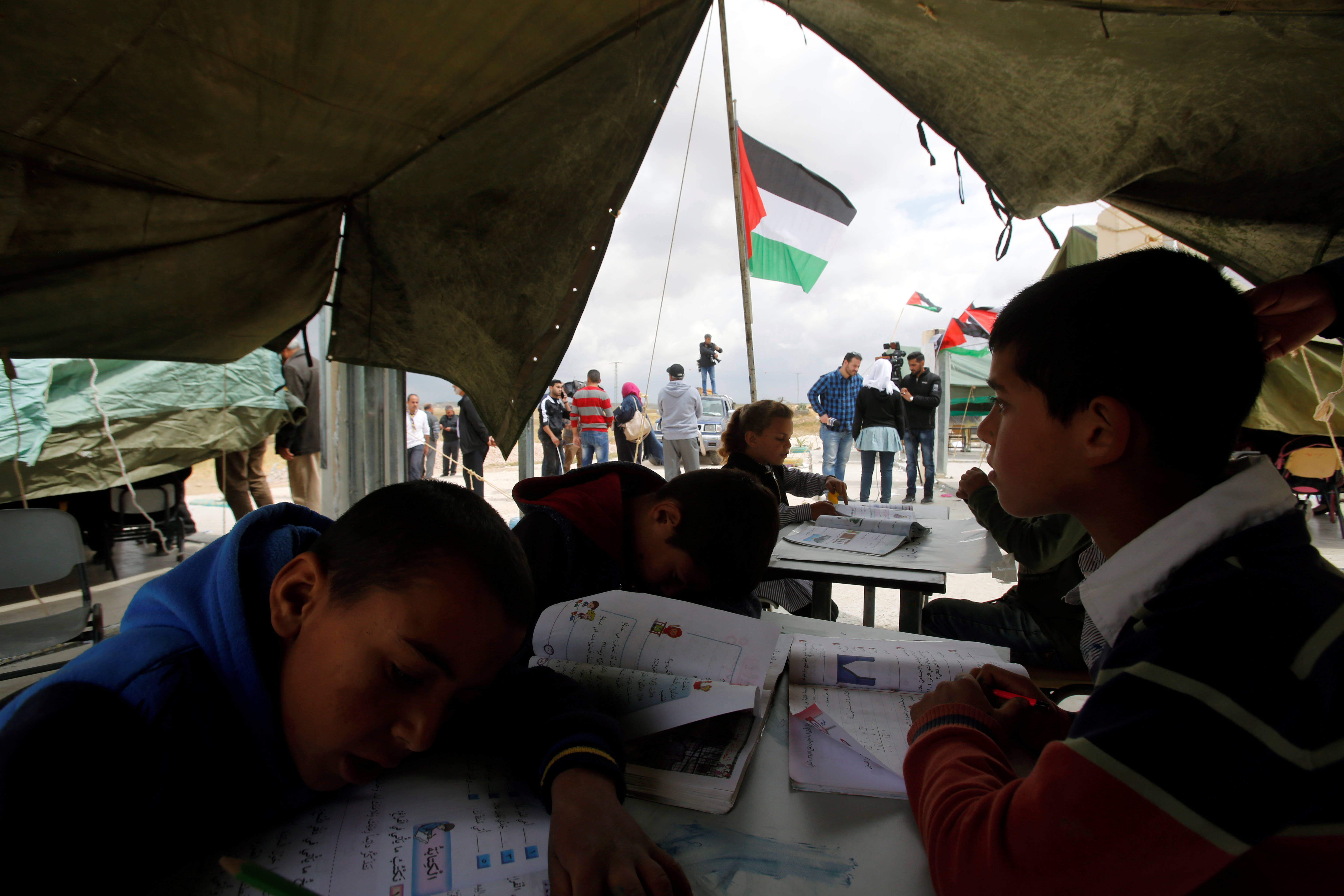أطفال فلسطينيون داخل الخيام 