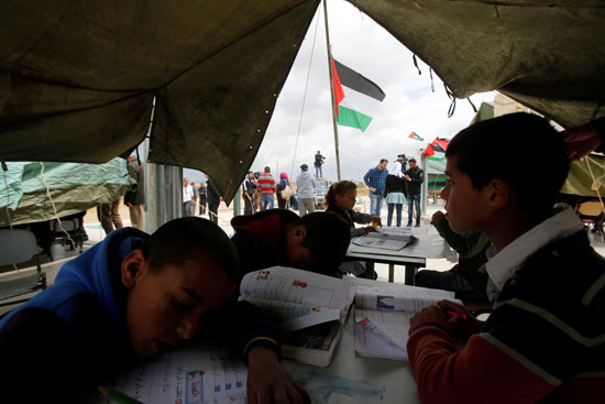  التعليم داخل خيام فلسطينية 