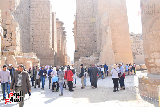 جانب من زيارات الاهالى والسياح لمعابد الاقصر