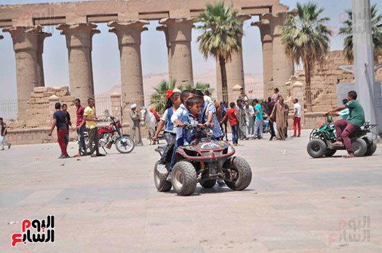 الاطفال يلهون فى ساحة ميدان ابو الحجاج ومعبد الاقصر
