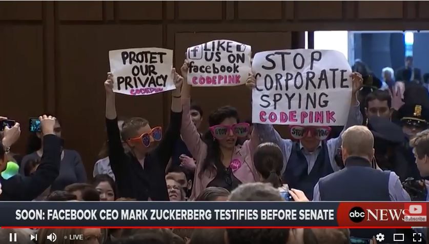 لافتات داخل جلسة الكونجرس للمطالبة بالخصوصية