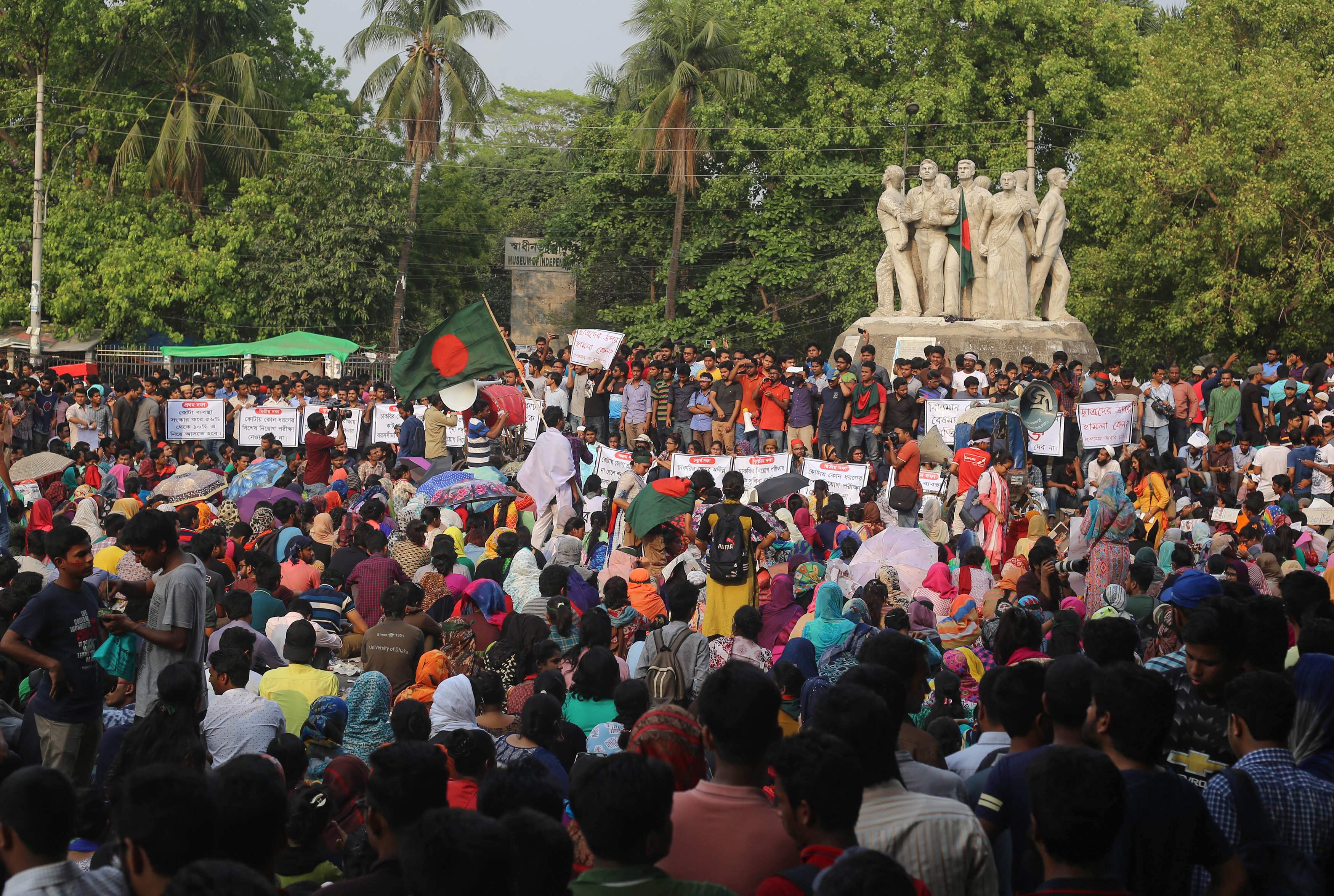 آلاف الطلاب يتظاهرون فى بنجلاديش
